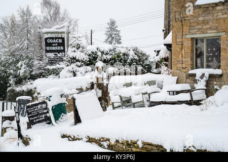 Coach and Horses pub à Longborough dans la neige de décembre. Longborough, Cotswolds, Gloucestershire, Angleterre Banque D'Images