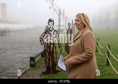 L'Irlande du Nord nouveau secrétaire d'État Karen Bradley marche dernières Charlie Chaplin sculpture dans le Titanic trimestre après avoir visité la Belfast Metropolitan College à Belfast, le mercredi, Janvier 10th, 2018. Au cours de son premier voyage à Belfast, Mme Bradley, qui n'a jamais été à l'Irlande du Nord avant, a dit qu'elle avait parlé à tous les principaux chefs de parti et qui avait de nombreux défis à venir. Elle a auparavant occupé le rôle de secrétaire de la culture, jusqu'à ce que le premier ministre Theresa peut remanié son cabinet lundi. Mme Bradley remplacé James Brokenshire, qui a quitté son rôle en tant que secrétaire de l'Irlande du Nord pour guérir Banque D'Images