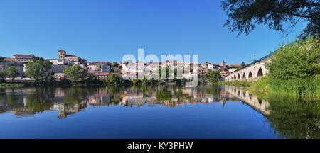 Vue panoramique de Zamora en Espagne de la rivière Douro. Banque D'Images