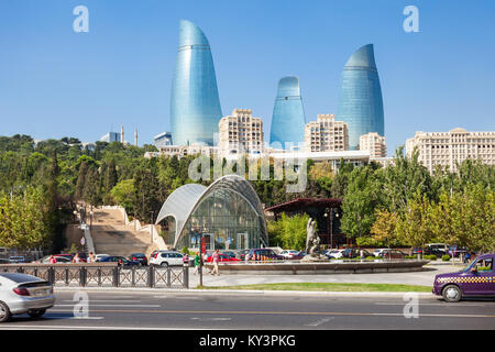 BAKU, Azerbaïdjan - 15 septembre 2016 : Flamme de Bakou et le Funiculaire de Tours, dans le centre de Bakou, Azerbaïdjan. Banque D'Images