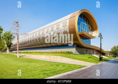 BAKU, Azerbaïdjan - 15 septembre 2016 : Musée du Tapis d'Azerbaïdjan Azerbaïdjan montrent les tapis et tapis de divers éléments des techniques de tissage et de matériaux. Ca Banque D'Images