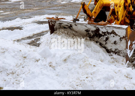 Snow-retrait machine nettoie la rue du parc de la ville à partir de la neige le matin arbres couverts de neige. Route de nettoyage à partir de la tempête de neige. Banque D'Images