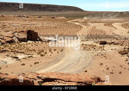 Road dans le désert de roche près de Uyuni en Bolivie Banque D'Images