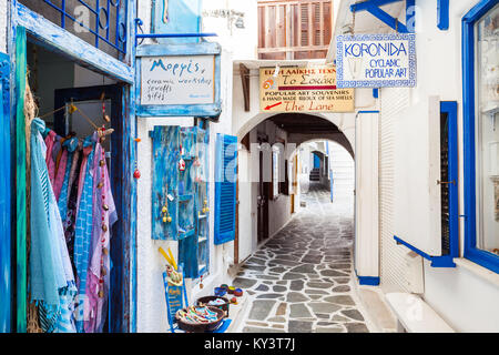 L'île de Naxos, Grèce - 24 octobre 2016 : des magasins de souvenirs dans la vieille ville de Naxos Kastro, l'île de Naxos en Grèce Banque D'Images