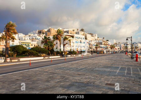 L'île de Naxos, Grèce - 24 octobre 2016 : Street dans le centre de Naxos Chora town dans l'île de Naxos en Grèce Banque D'Images