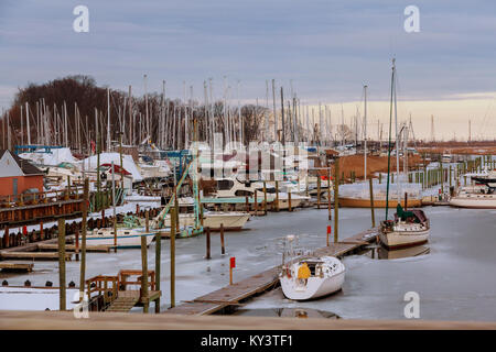 Pier avec rangées de petits yachts privés pier en hiver Banque D'Images