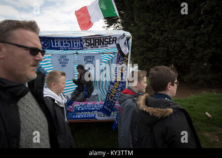 Souvenirs en vente à l'extérieur de la King Power Stadium, photographié avant l'hôte de Leicester City Swansea City dans un Premier League anglaise luminaire. dans la ville anglaise de Leicester. Leicester City FC étaient sur le point d'être surprise gagnants de la Premier League anglaise dans la saison 2015-2016. Ce jour-là, ils ont défait leurs visiteurs par quatre buts à zéro à ouvrir et huit points d'avance en haut du tableau. Banque D'Images