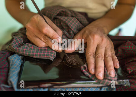 Femme birmane travaillant dans une usine de vernis à Bagan, Myanmar. Comprend les caisses de laques, de la vaisselle, plaques, boutons etc Banque D'Images