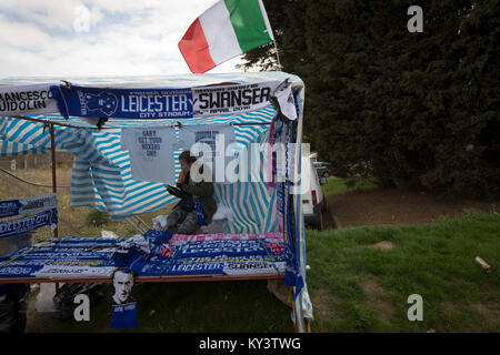 Souvenirs en vente à l'extérieur de la King Power Stadium, photographié avant l'hôte de Leicester City Swansea City dans un Premier League anglaise luminaire. dans la ville anglaise de Leicester. Leicester City FC étaient sur le point d'être surprise gagnants de la Premier League anglaise dans la saison 2015-2016. Ce jour-là, ils ont défait leurs visiteurs par quatre buts à zéro à ouvrir et huit points d'avance en haut du tableau. Banque D'Images