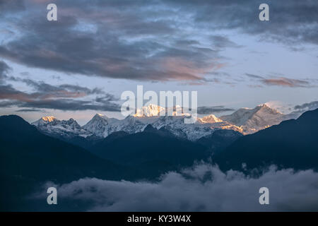 Kangchenjunga vue sur la montagne de Pelling au Sikkim, Inde. Kangchenjunga est la troisième plus haute montagne au monde. Banque D'Images