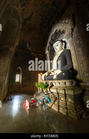 Statue de Bouddha de style birman à Bagan, Myanmar. Banque D'Images