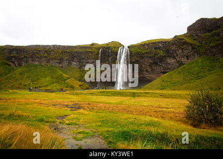 Chute d'Seljalansfoss dans le sud de l'Islande. Banque D'Images