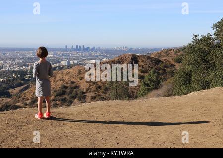 Young girl looking at Los Angeles skyline d'observatoire Banque D'Images