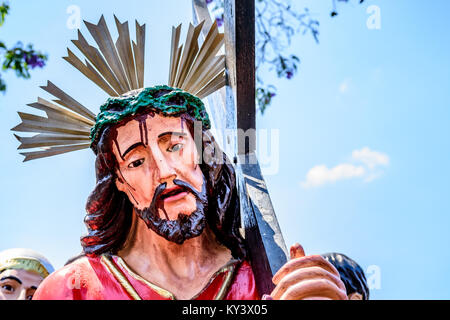 Antigua, Guatemala - 13 Avril 2017 : Statue du Christ pendant la procession du Jeudi Saint en ville avec des célébrations de la Semaine Sainte Banque D'Images