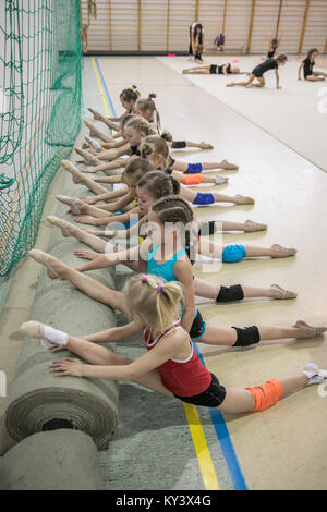 Varsovie, Pologne - Mar 31, 2017 : le concours de l'art de la gymnastique. Un groupe de filles font l'échauffement avant l'exécution Banque D'Images