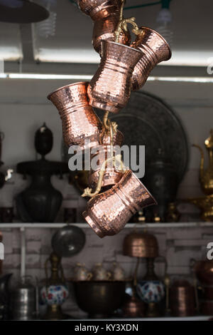 Ensemble de tasses en métal faite dans l'ancien style Ottoman. Banque D'Images