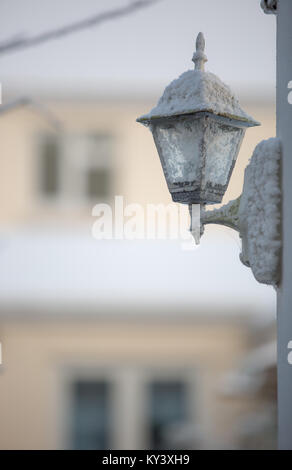 Capture Capture d'hiver lumineux close up d'un style traditionnel coach extérieur lanterne couverte de neige. Soft-focus contexte montre bien couverte de neige. Banque D'Images