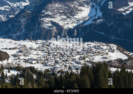 Vue sur le village Fiss dans la station de ski Serfaus Fiss Ladis en Autriche avec des montagnes de neige et d'arbres à l'avant Banque D'Images