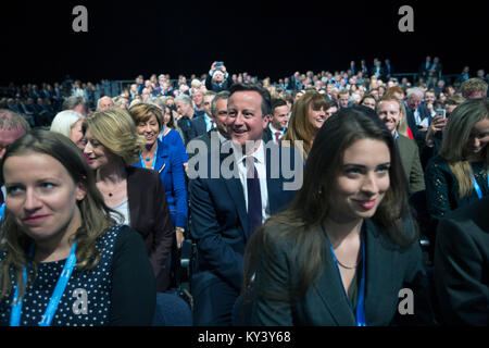 Le premier ministre David Cameron regarde le discours du chancelier de l'Échiquier George Osborne, député, le deuxième jour de la conférence annuelle du Parti conservateur à Manchester. La conférence a eu lieu du 4 au 7 octobre et était la première depuis que les conservateurs ont remporté les élections générales britanniques de 2015. Banque D'Images