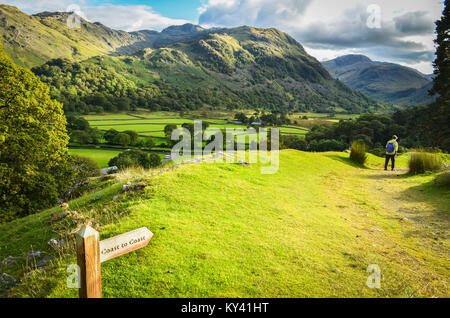 L'Angleterre est un océan à l'autre chemin, l'autre signe, randonneur en ordre décroissant en Seatoller, Borrowdale, Cumbria, Angleterre Banque D'Images