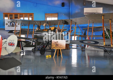 Le hangar Vintage Aviator Ltd à Hood Aerodrome, Masterton, Nouvelle-Zélande avec des avions de reproduction de la première Guerre mondiale et des expositions. Plans Banque D'Images