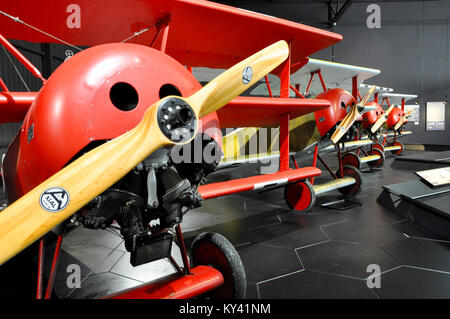 Rangée de réplique Fokker Dreidecker Triplan DR.1s dans le musée Omaka Aviation Heritage Centre, Île du Sud, Nouvelle-Zélande. Avions allemands Banque D'Images