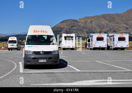 Camping-car Britz campervans motor homes camping-cars garés dans une attraction du parc automobile à Wanaka, Otago, Nouvelle-Zélande. Parking monde déroutant Banque D'Images