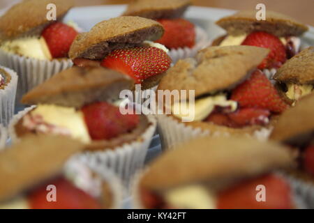 Crème de fraise et des petits gâteaux. Banque D'Images