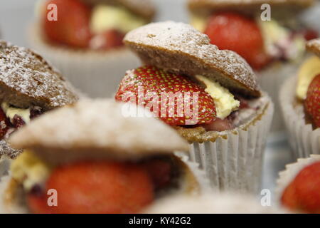 Crème de fraise et des petits gâteaux. Banque D'Images