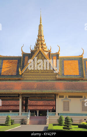 Salle du trône doré au palais royal à Phnom Penh, Cambodge Banque D'Images