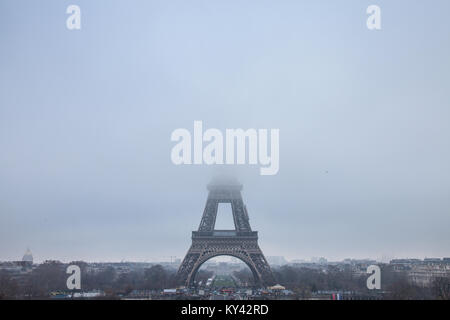 PARIS, FRANCE - 19 décembre 2017 : vue panoramique de la Tour Eiffel vue du Trocadéro terrasses, le haut de la tour cachée par les nuages et le brouillard en raison Banque D'Images