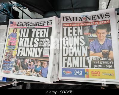 Les premières pages des tabloïds New York le mardi, Janvier 2, 2018 utiliser des couvertures pour leur couverture de la fusillade de 16 ans Scott Kologi qui a tué la plupart des membres de sa famille dans leur nouvelle maison sur la côte du New Jersey de l'an. (Â© Richard B. Levine) Banque D'Images