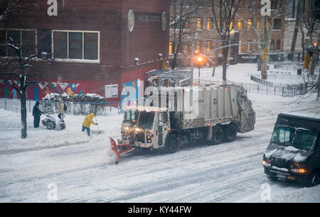 Chasse-neige dans le quartier de Chelsea, New York, le Jeudi, Janvier 4, 2017 au cours de la première tempête d'hiver méchant de la nouvelle année. Mère Nature est prévue pour vider 5 à 8 pouces de neige dans la ville et pour aggraver les choses, est d'ajouter des rafales de vent dans le mélange. La neige sera suivie par des températures à chiffre unique garantissant que les monticules de la substance blanche ne sera jamais fondre. (© Richard B. Levine) Banque D'Images