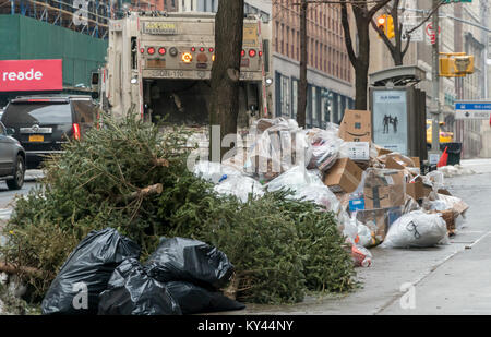 Sacs de ramassage attendent à New York le Jeudi, Janvier 11, 2017. Comme la neige fond de notre récente tempête et des températures glaciales le ministère de l'assainissement commence à reprendre l'ensemble de la montagne d'ordures, aggravé par les arbres de Noël et de l'utilisation des déchets domestiques de cadeaux de Noël. (Â© Richard B. Levine) Banque D'Images