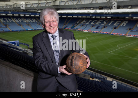 John Hutchinson, l'historien et archiviste du club, illustré à l'intérieur de Leicester City's King Power stadium, tenant un football vintage utilisé dans la saison 1928-29, partie d'un affichage permanent de l'événement à la terre. Le club de football local, Leicester City, étaient sur le point d'être surprise gagnants de la Premier League anglaise dans la saison 2015-2016. Banque D'Images