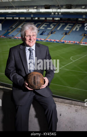 John Hutchinson, l'historien et archiviste du club, illustré à l'intérieur de Leicester City's King Power stadium, tenant un football vintage utilisé dans la saison 1928-29, partie d'un affichage permanent de l'événement à la terre. Le club de football local, Leicester City, étaient sur le point d'être surprise gagnants de la Premier League anglaise dans la saison 2015-2016. Banque D'Images