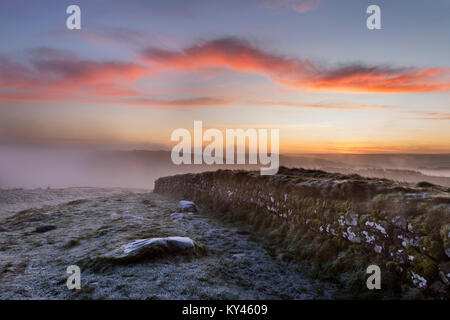 Mur d'Hadrien : la vue de Steel Rigg sur un matin d'hiver brumeux à l'aube, à l'Est, vers Crag Lough, Peel, Highshield et Hotbank Crags. Banque D'Images