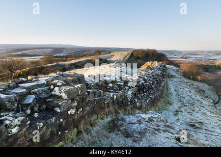 Mur d'Hadrien : à l'ouest sur une belle journée d'hiver à Walltown rochers. Banque D'Images