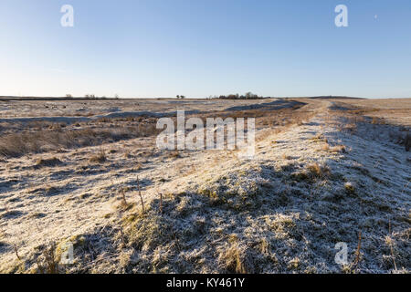 Mur d'Hadrien : la vue le long de la rive nord de l'écart de traite près de Vallum et Crag Lough, à l'ouest sur une claire, l'hiver glacial matin. Banque D'Images