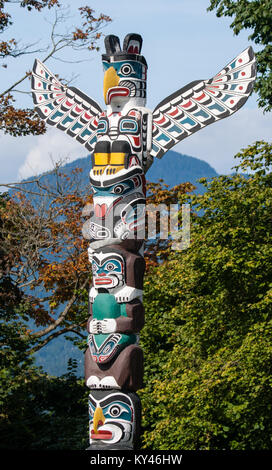 Les Premières Nations totems représentant l'artisanat et la culture unique des peuples autochtones. Banque D'Images