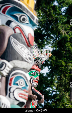 Les Premières Nations totems représentant l'artisanat et la culture unique des peuples autochtones. Banque D'Images