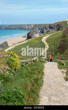 Les gens qui marchent sur le South West Coast Path au Bedruthan Steps à Cornwall, England, UK Banque D'Images