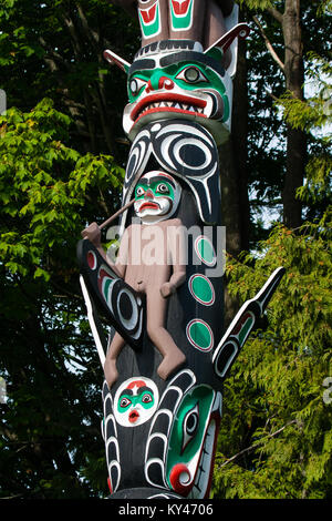 Les Premières Nations totems représentant l'artisanat et la culture unique des peuples autochtones. Banque D'Images