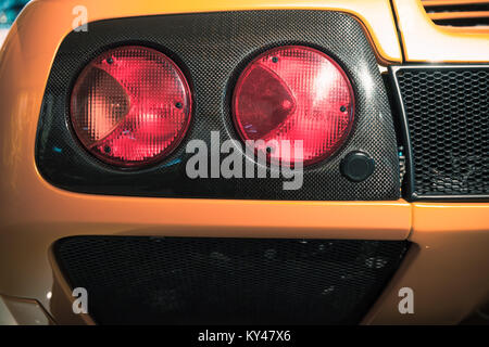 Feux arrière sur une voiture de sport de luxe italien jaune, la photo en gros Banque D'Images