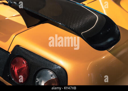 Fragment de luxe voiture de sport jaune, l'aérodynamique arrière feux arrière et becquet carbone Banque D'Images