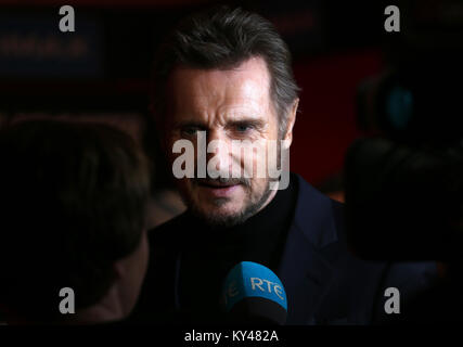 Liam Neeson arrive pour une soirée projection de son dernier film, le frontalier, au Cineworld Cinema à Dublin. Banque D'Images