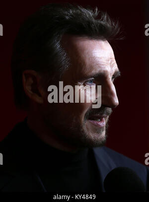 Liam Neeson arrive pour une soirée projection de son dernier film, le frontalier, au Cineworld Cinema à Dublin. Banque D'Images