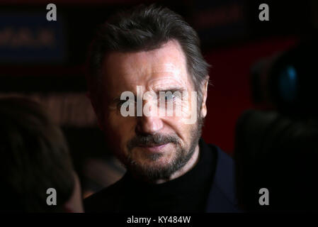 Liam Neeson arrive pour une soirée projection de son dernier film, le frontalier, au Cineworld Cinema à Dublin. Banque D'Images