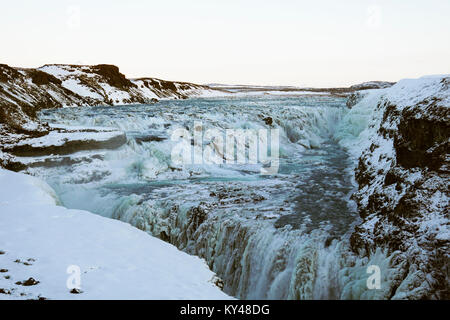 Image de la cascade Gulfoss sur la rivière Hvita Olfusa en Islande au cours de l'hiver. Les chutes sont une attraction touristique très fréquenté en Islande sur le cercle d'or. Image 2018 Banque D'Images