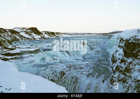 Image de la cascade Gulfoss sur la rivière Hvita Olfusa en Islande au cours de l'hiver. Les chutes sont une attraction touristique très fréquenté en Islande sur le cercle d'or. Image 2018 Banque D'Images